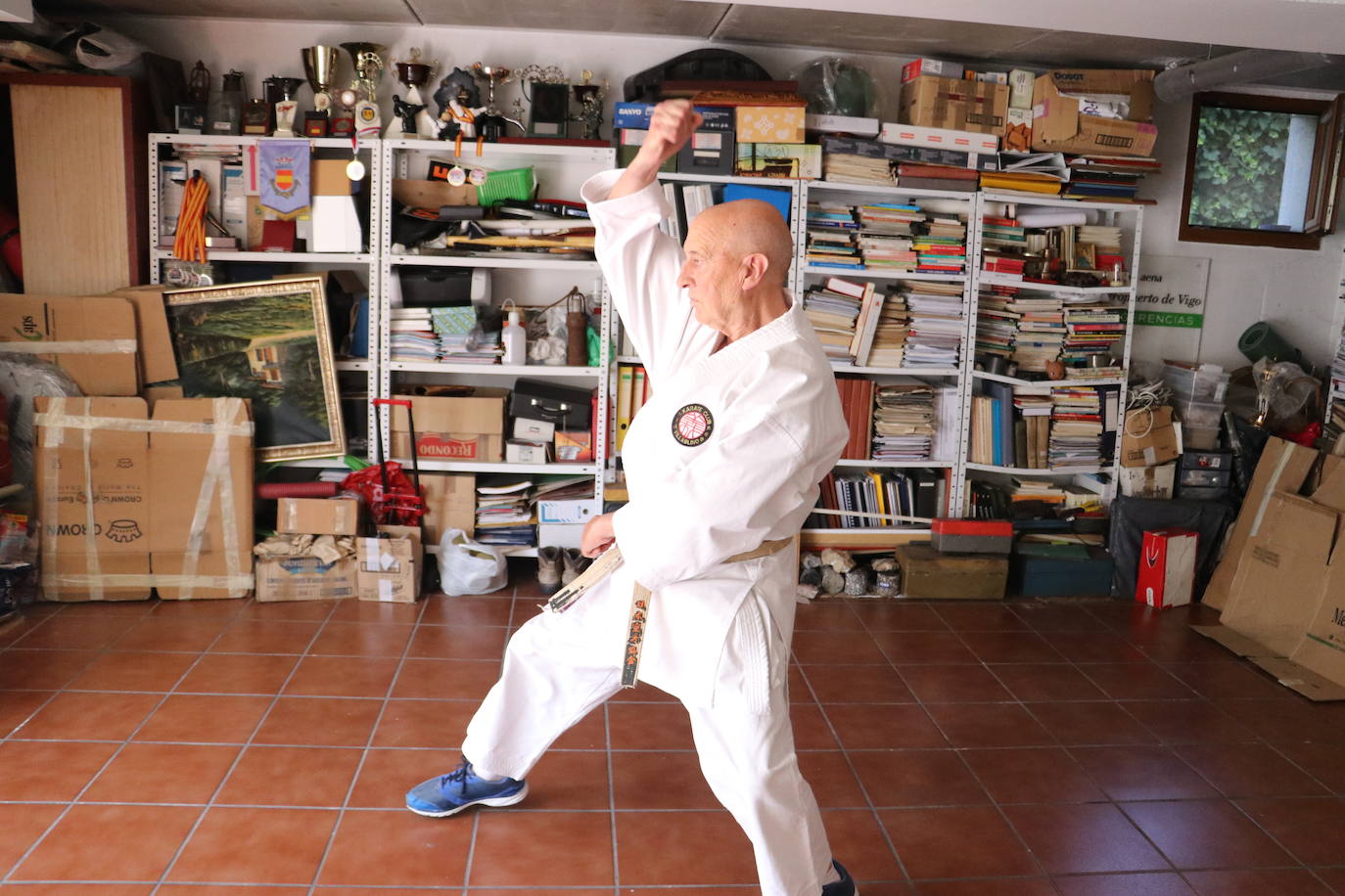 Entrenamiento de un veterano karateca leonés