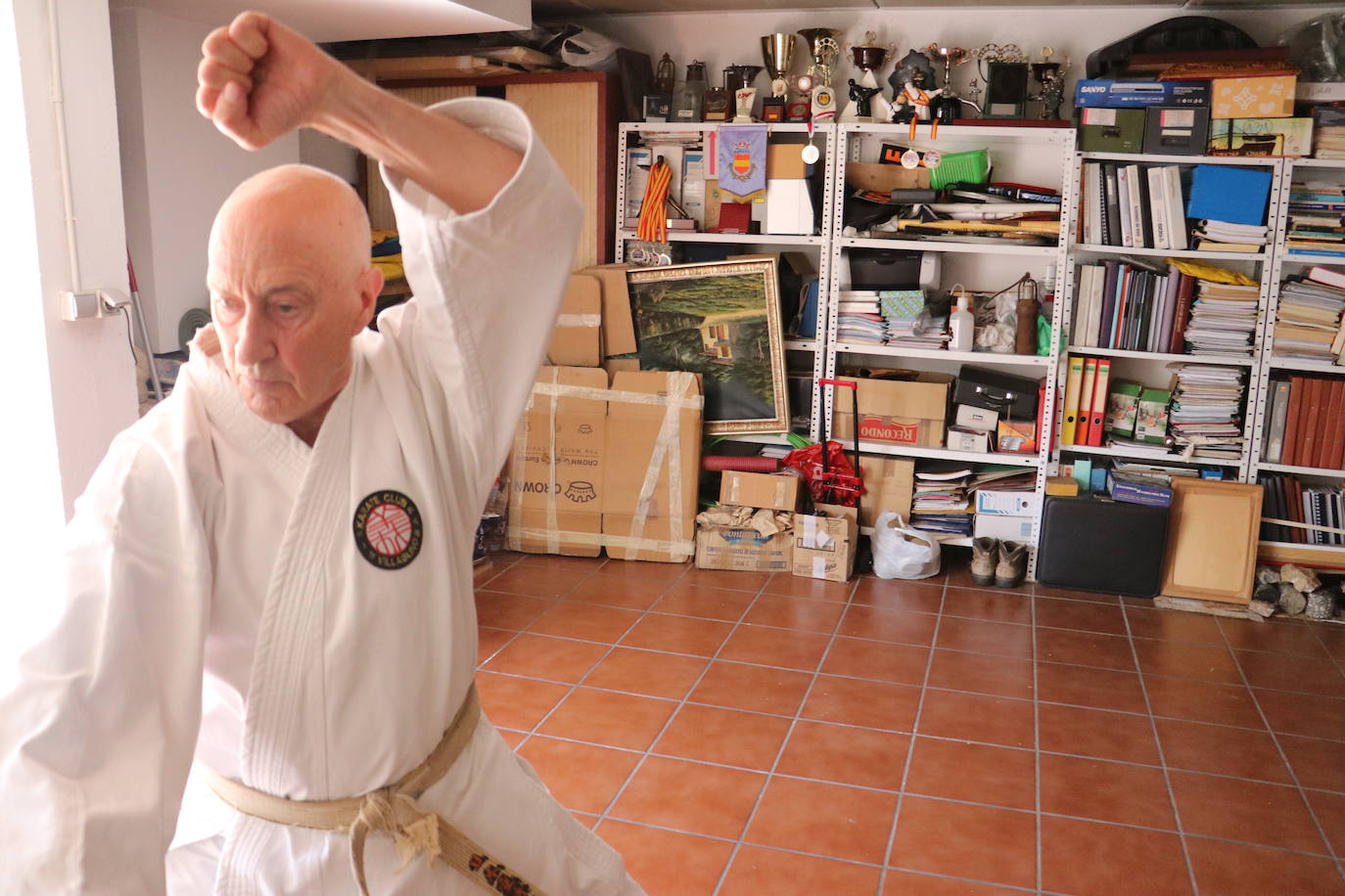 Entrenamiento de un veterano karateca leonés