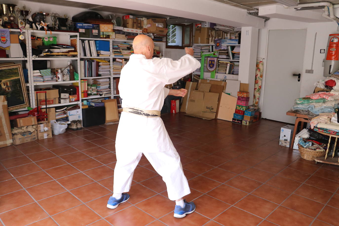 Entrenamiento de un veterano karateca leonés