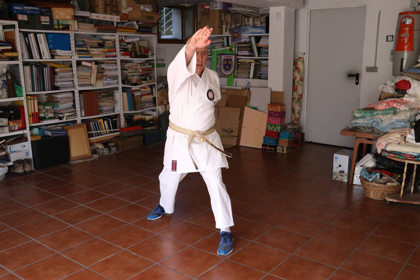 Entrenamiento de un veterano karateca leonés