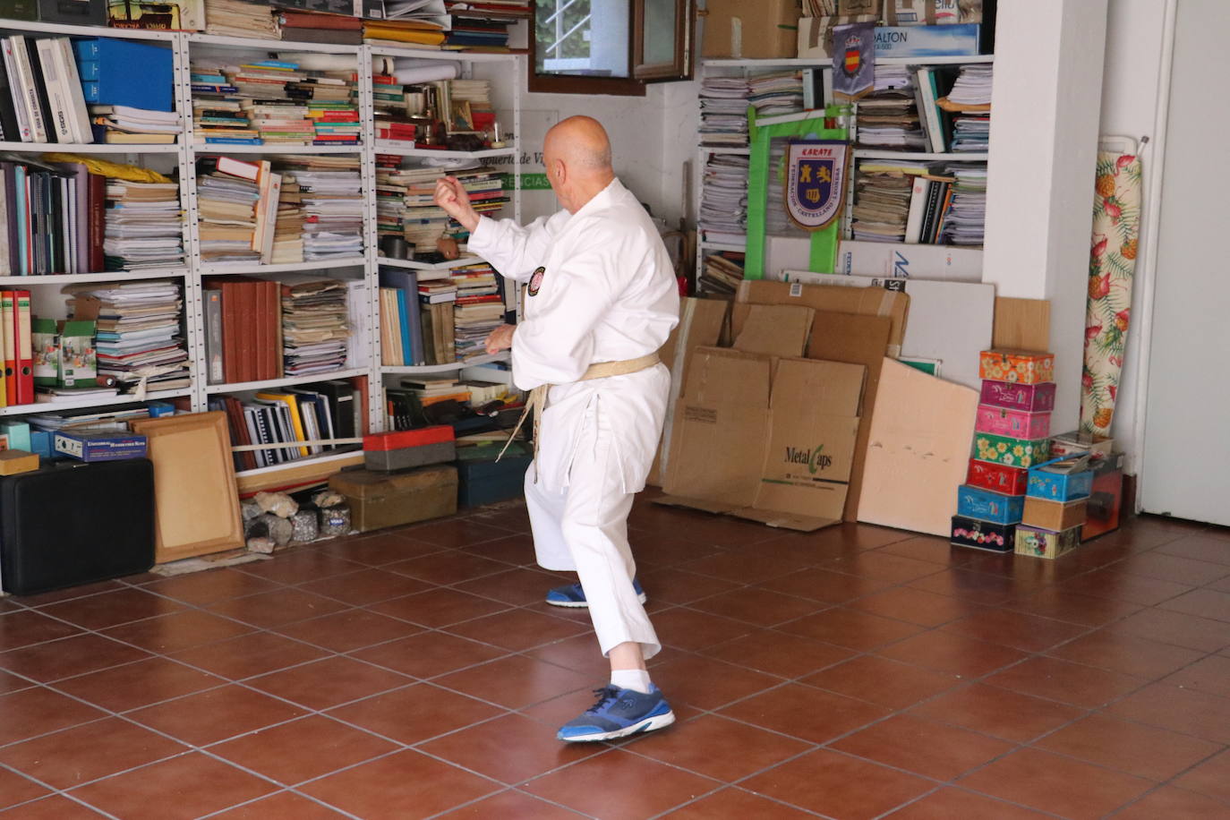 Entrenamiento de un veterano karateca leonés