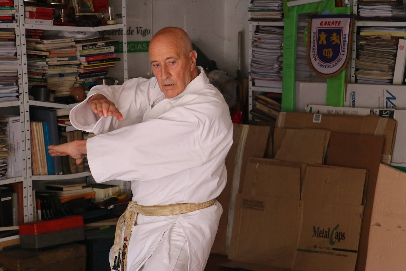 Entrenamiento de un veterano karateca leonés