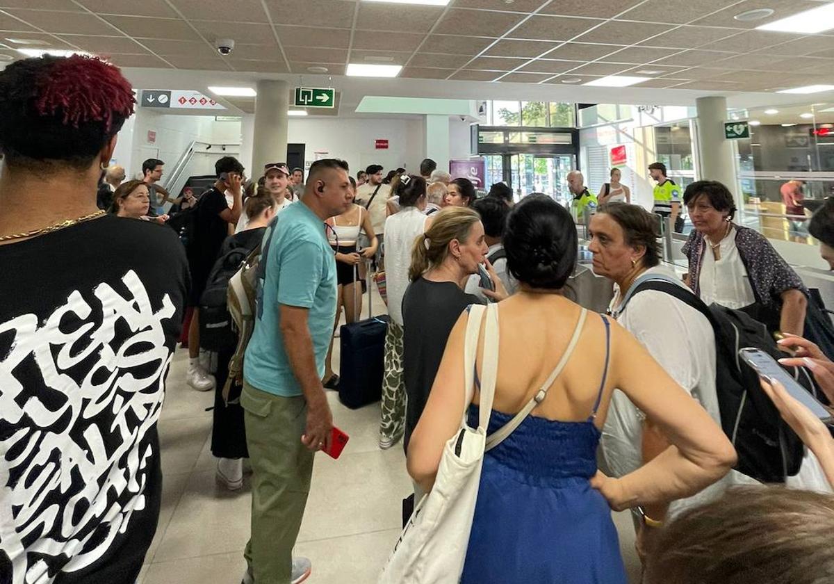 Varios usuarios muestran sus quejas en la estación de Collado Villalba.