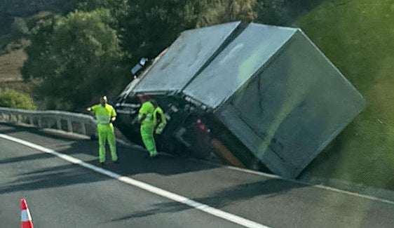 Vuelca un camión de paquetería en Rioseco de Tapia