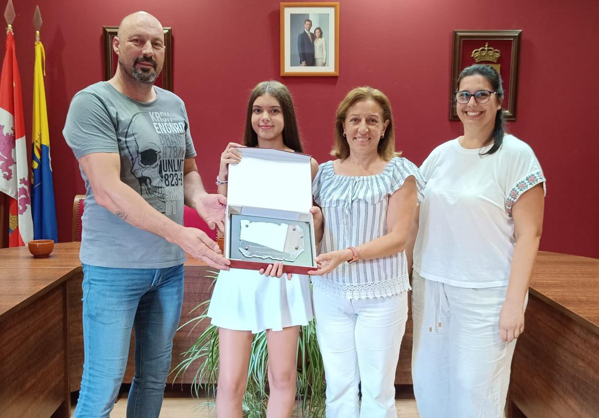 Nerea Posada, con la placa entregada por el Ayuntamiento de Mansilla de las Mulas.