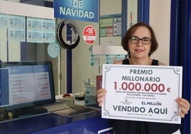 Lola Abad junto con el cartel anunciador del premio.