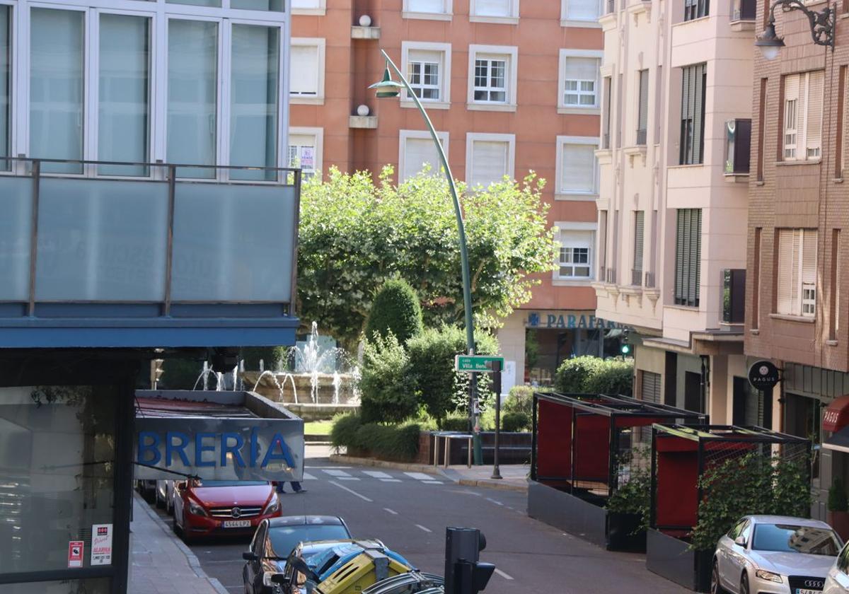 Una fuente al fondo en una calle de León.