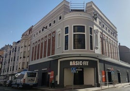 Fachada del antiguo Teatro Trianón que a partir de septiembre albergará un gimnasio.