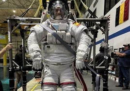 Pablo Álvarez enfundado en el traje de astronauta y a punto de entrar en la piscina.