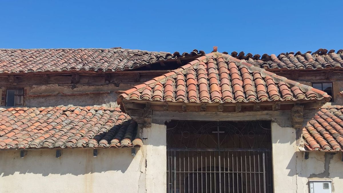 Derrumbe de parte del tejado de la iglesia de Villagallegos