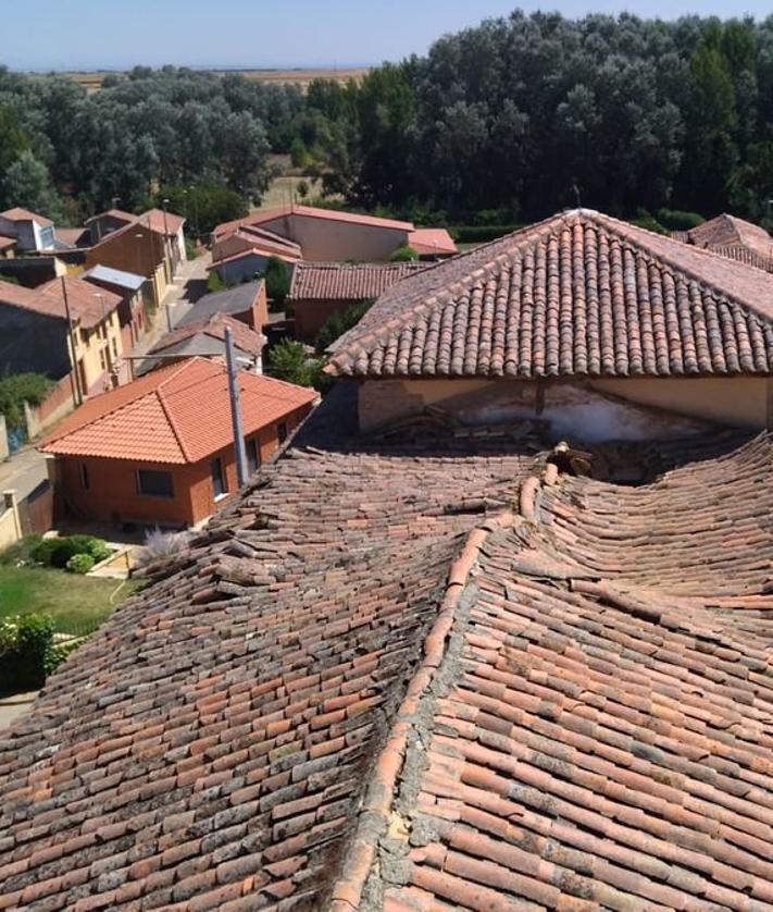 Imagen secundaria 2 - El deterioro del patrimonio leonés aumenta: se derrumba parte del tejado de la iglesia de Villagallegos