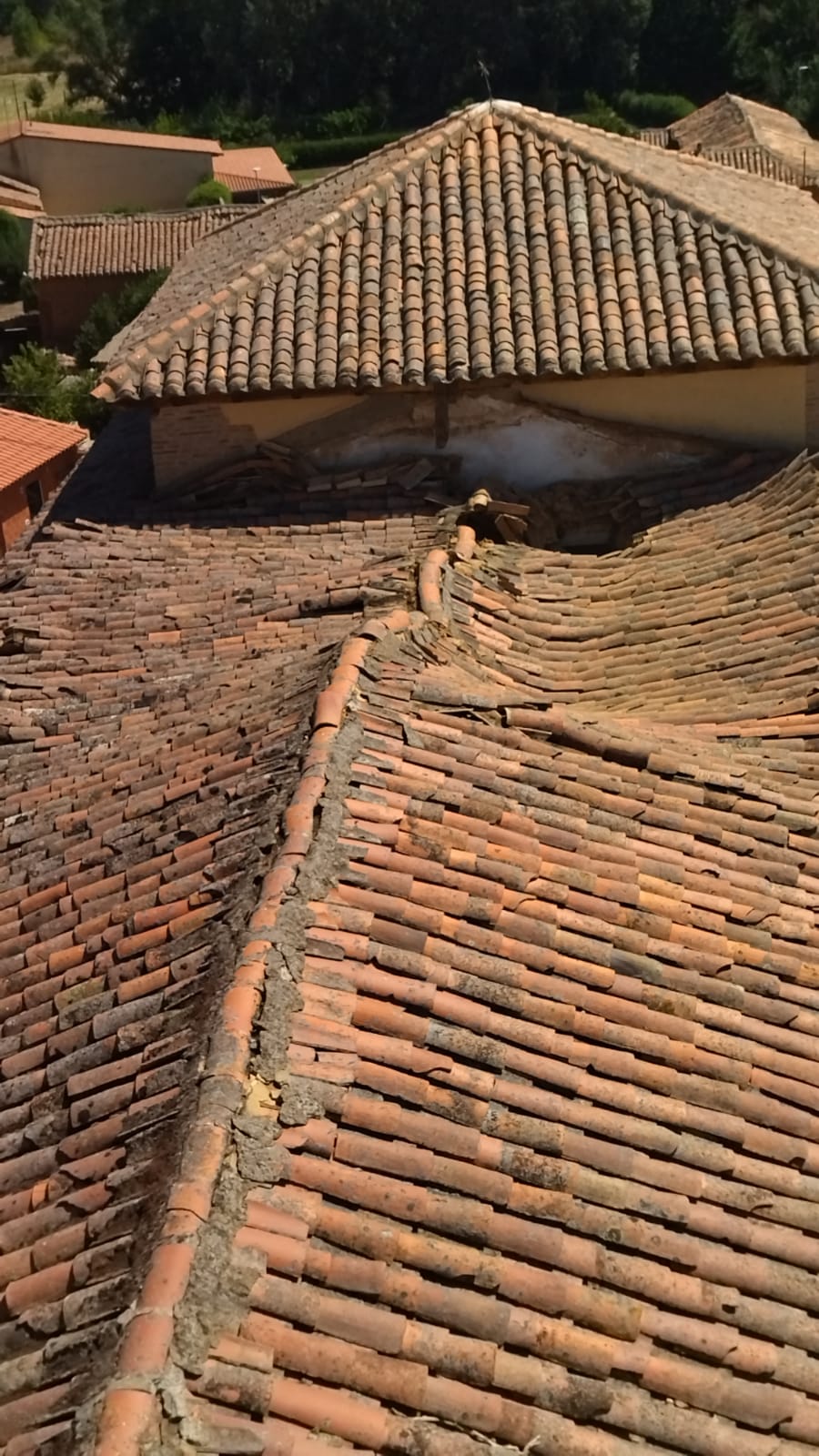Derrumbe de parte del tejado de la iglesia de Villagallegos