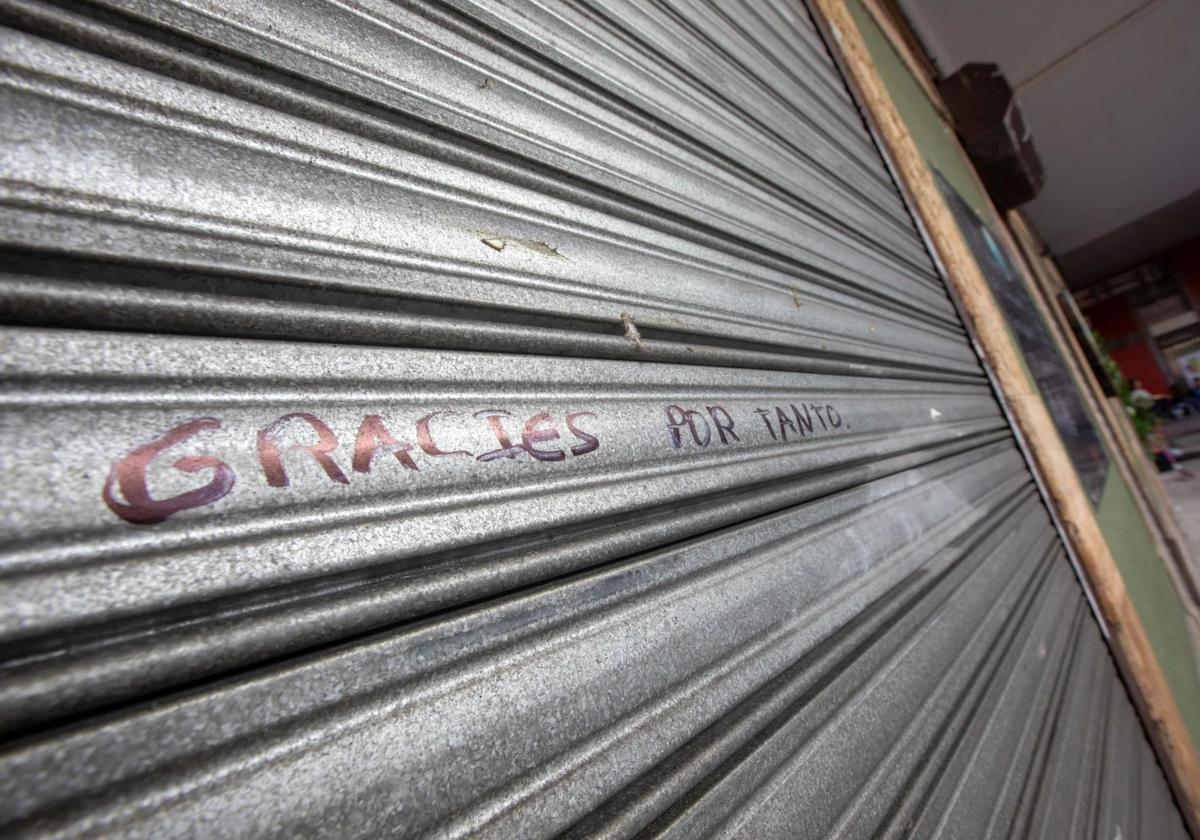 Palabras escritas por los amigos de la pareja en la verja de El Cafetón.