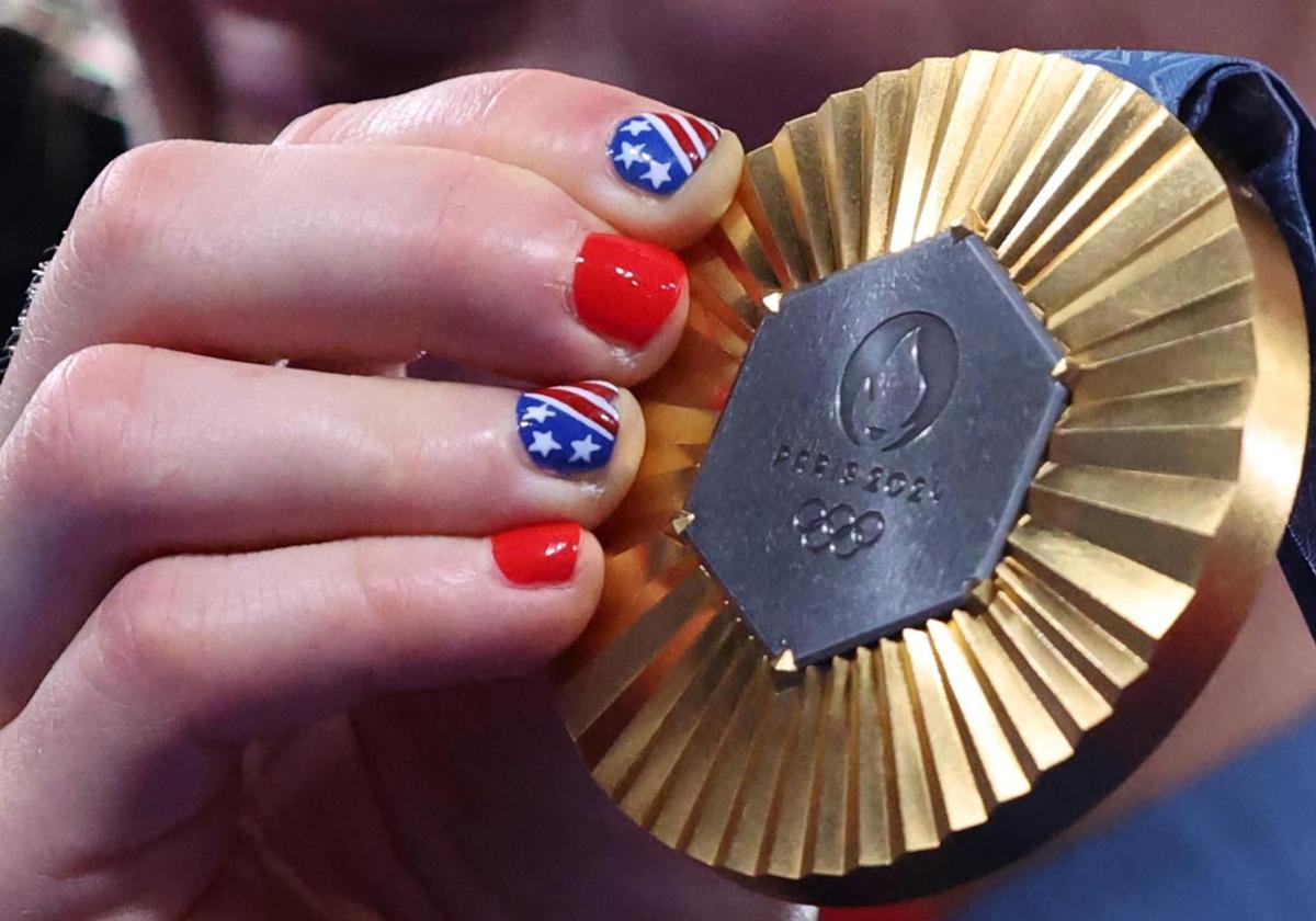 La medallista de oro Amit Elor, de Estados Unidos, posa con su medalla de oro