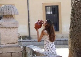 Imagen de archivo de una chica bebiendo de un botijo.