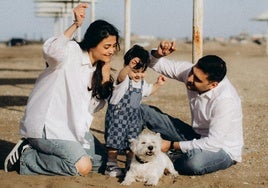 Imagen de archivo de una familia con mascota.