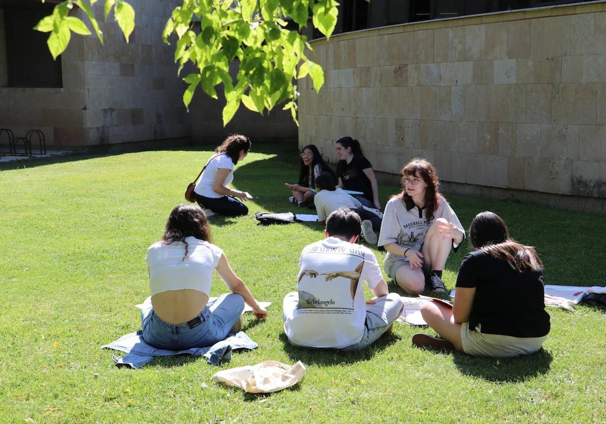 Jóvenes universitarios de León en el campus de la ULE en una imagen de archivo.