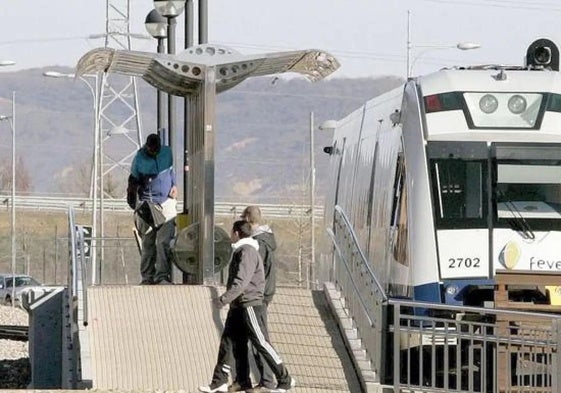 Imagen de un tren de Feve en la parada de la Universidad de León.