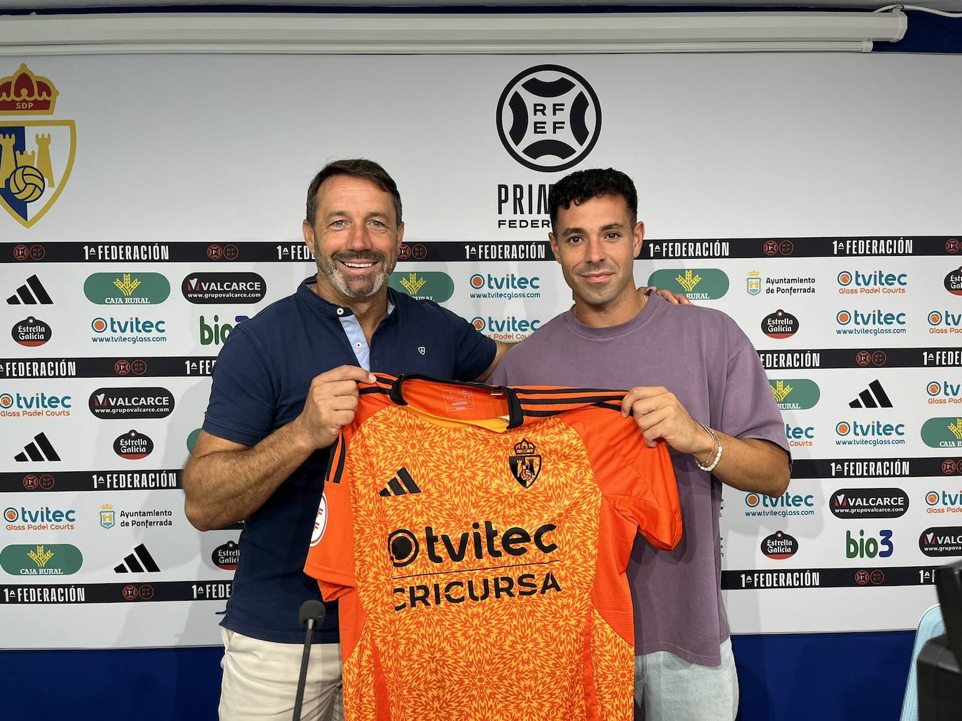 Álvaro Bustos posa con la camiseta de la Deportiva.