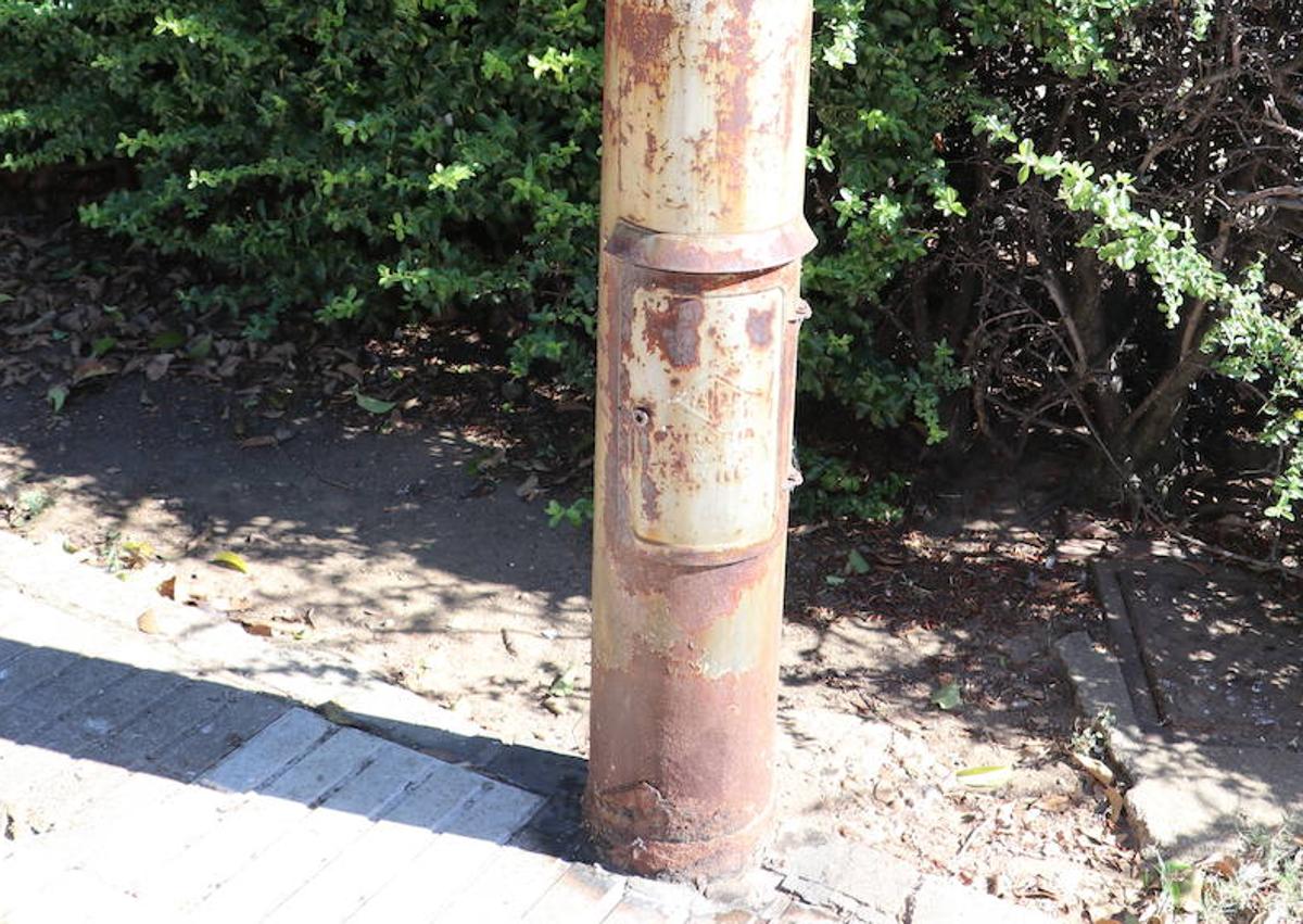 Imagen secundaria 1 - Las seis farolas de Lancia que pierden su color y pasan del metal al óxido