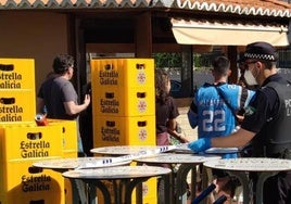 Policía en la terraza de un bar.