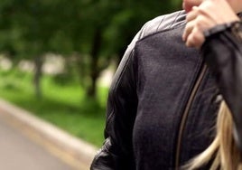 Mujer con chaqueta de cuero.