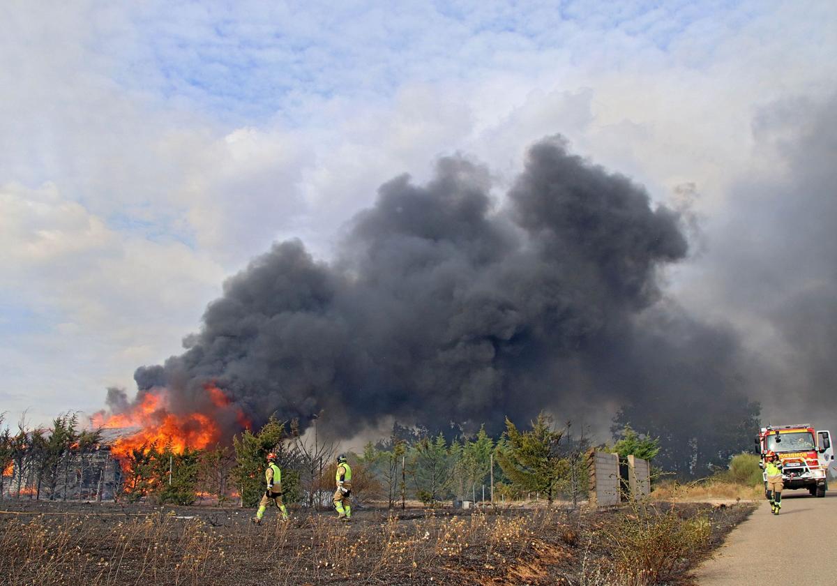 Incendio en La Aldea de la Valdoncina.