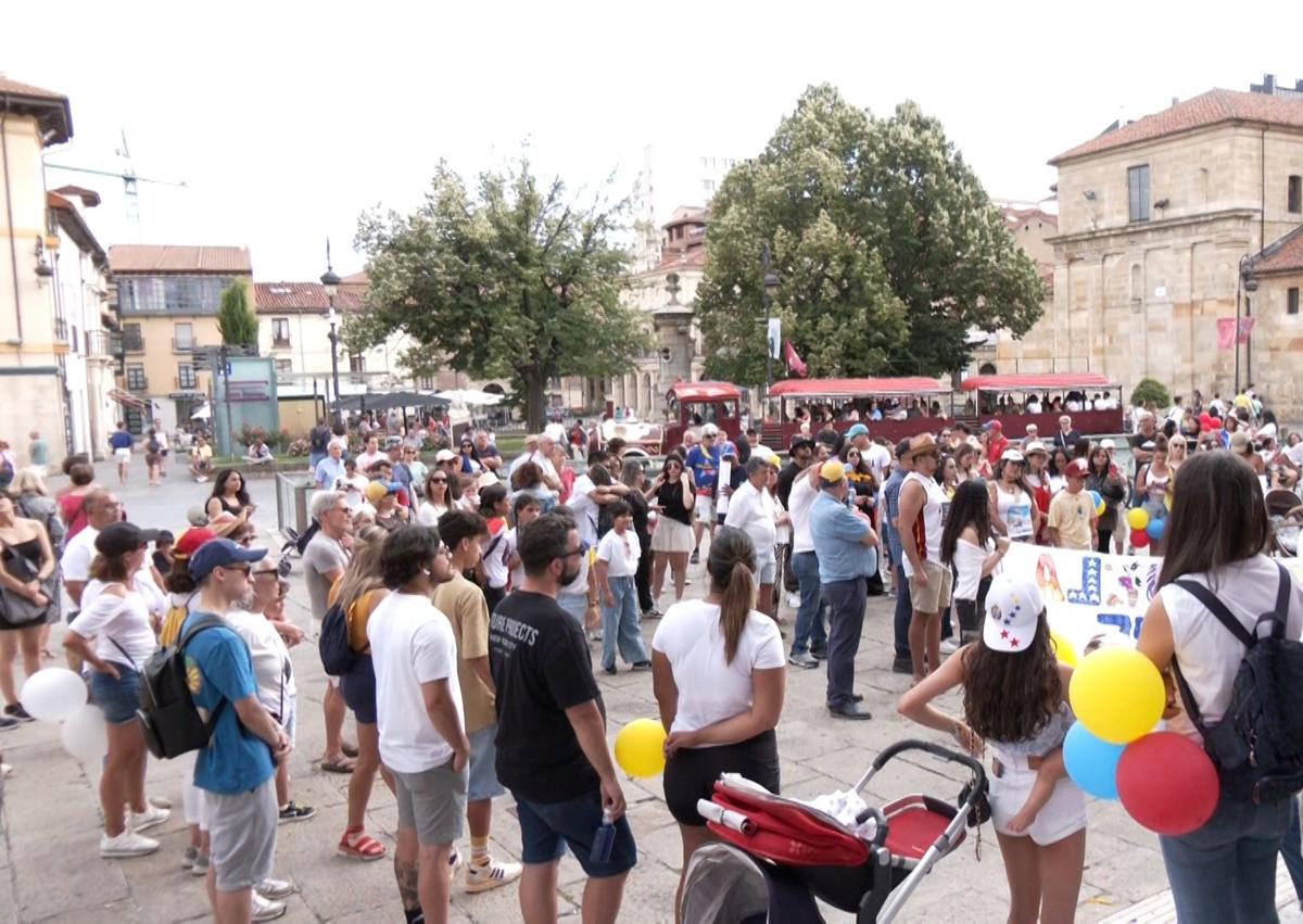 Imagen secundaria 1 - «Queremos ser la voz de nuestras familias y pedir paz y que se haga justicia en Venezuela»