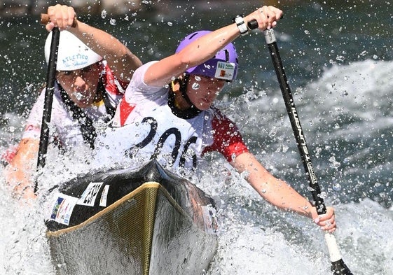 Las palistas españolas Diaz Quintian y De Santos en el Campeonato Mundial de Piragüismo en Aguas Bravas este sábado celebrado en Sabero.