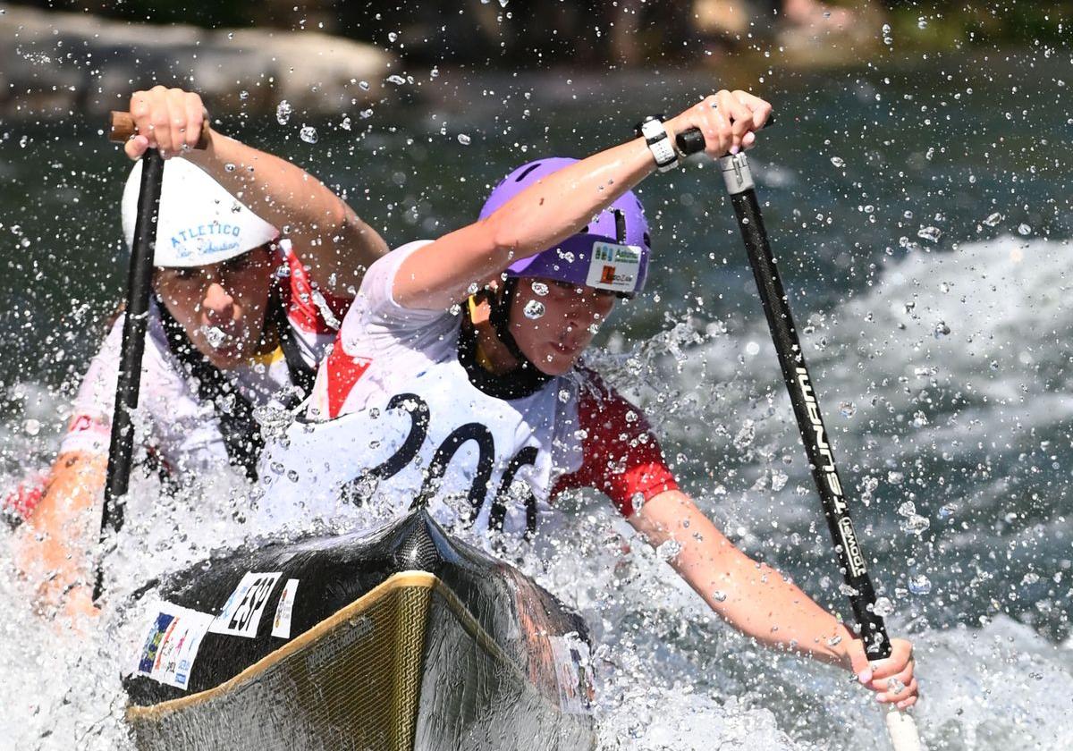 Las palistas españolas Diaz Quintian y De Santos en el Campeonato Mundial de Piragüismo en Aguas Bravas este sábado celebrado en Sabero.