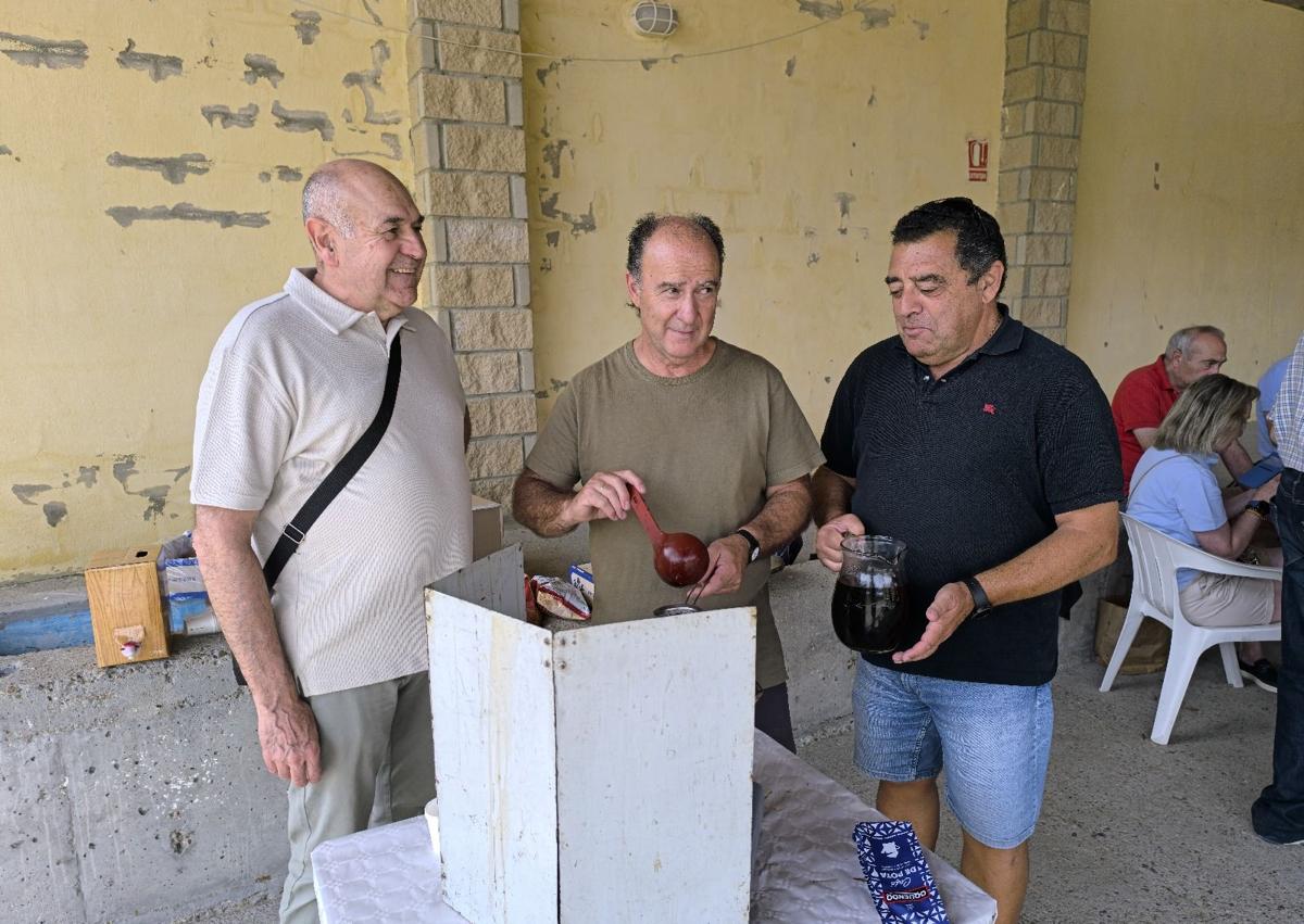 Imagen secundaria 1 - Camposolillo, el pueblo vaciado por el pantano del Porma, se reencuentra