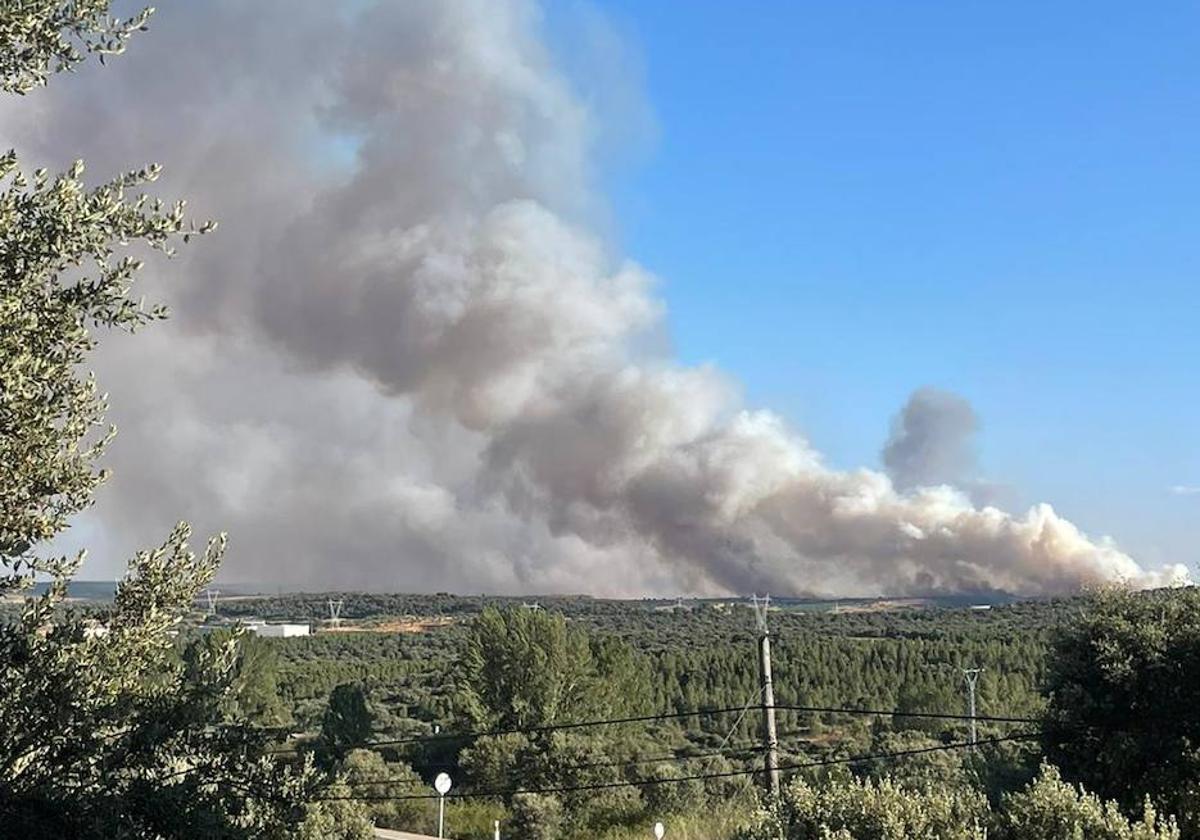 Vista desde una población del incendio.