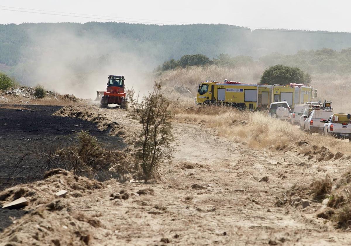 Realización de un cortafuegos en uno de los frentes del incendio de Castrillo.