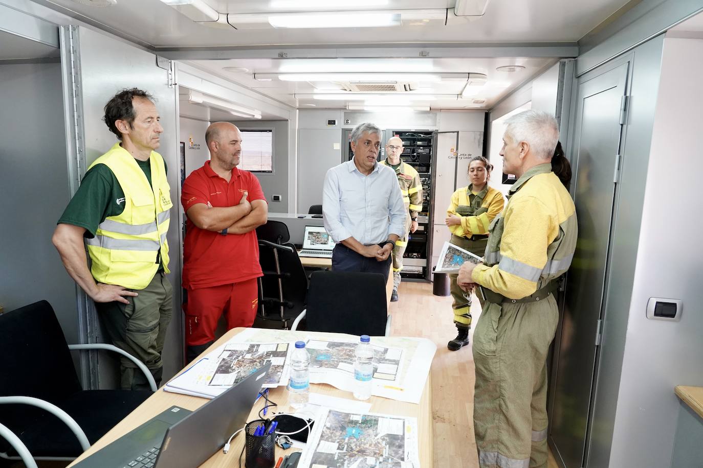 El delegado territorial de la Junta en León, Eduardo Diego, visita el Puesto de Mando Avanzado desplazado al incendio de Castrillo de los Polvazares