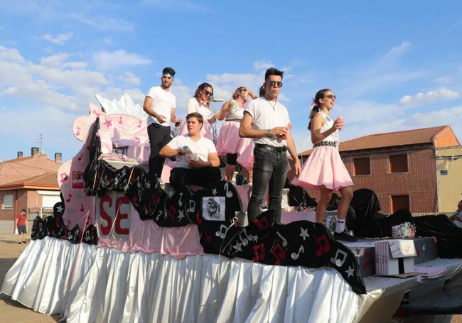 Imagen de la celebración de un desfile en la Fiesta de la Alubia de 2019