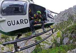 Imagen de archivo del helicóptero de la Guardia Civil en una operación de búsqueda y rescate.