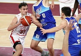 Rodrigo Llamas, jugador de la Cultural de baloncesto, en un partido de la pasada temporada.