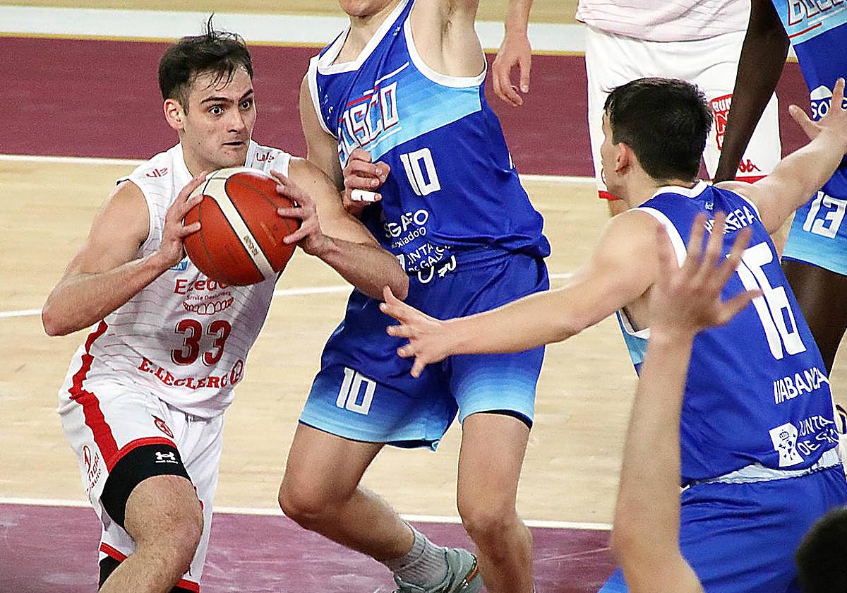 Rodrigo Llamas, jugador de la Cultural de baloncesto, en un partido de la pasada temporada.
