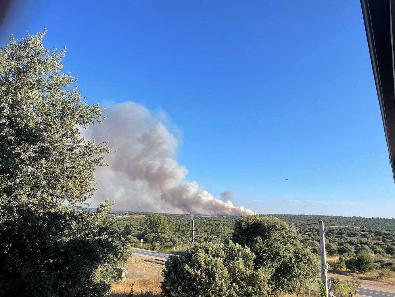 Así se veía desde lejos el incendio de Castrillo de los Polvazares.