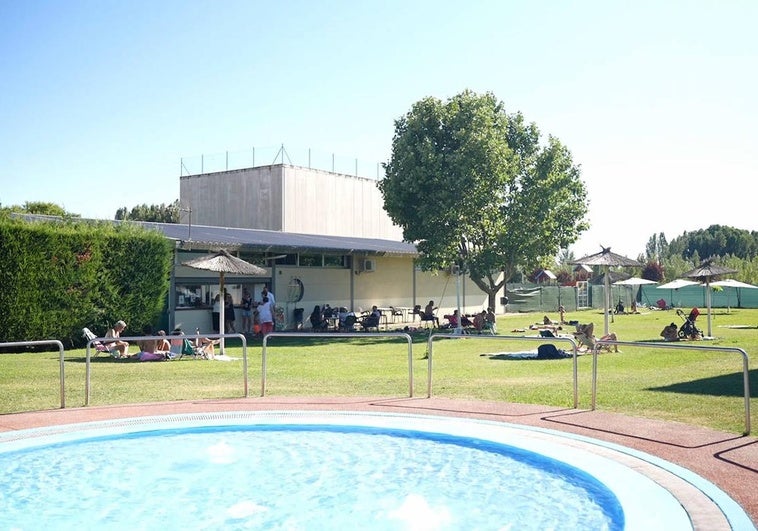 Instalaciones de las piscinas de Sariegos en Carbajal