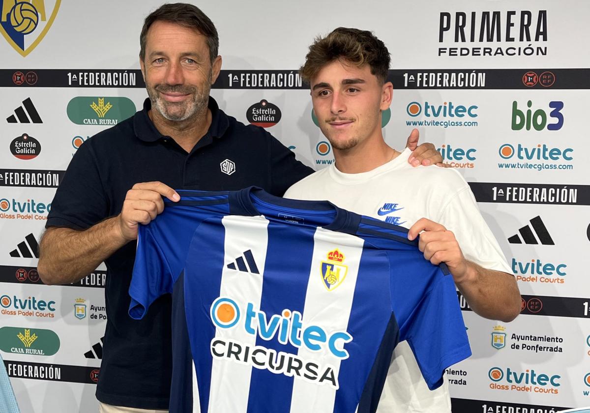 Yeray, junto al secretario técnico de la Deportiva, José Sietes, en su presentación.