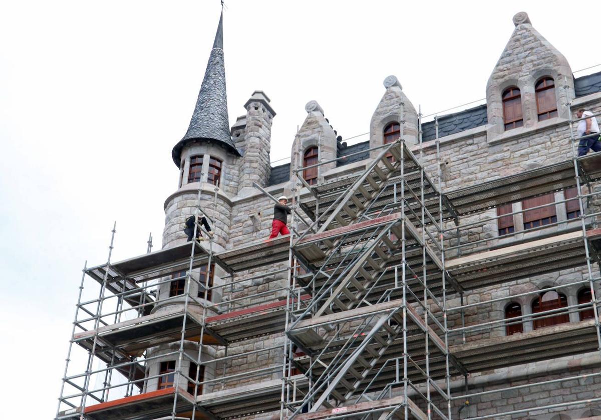 Obras en la fachada de Casa Botines.