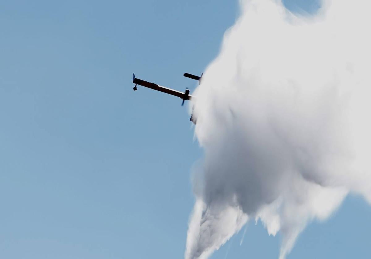 Un helicóptero en la extinción del incendio en Castrillo de los Polvazares.