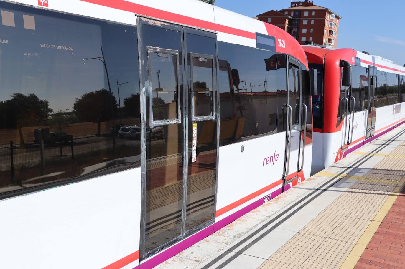 El tren de Renfe estacionado en Asunción-Universidad sin prestar ningún servicio.