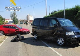 Estado en el que quedaron tanto el turismo com la furgoneta implicados en el accidente.