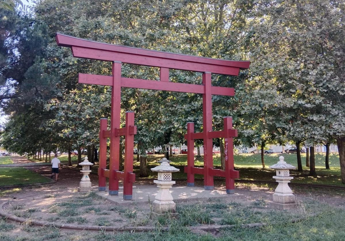 El torii de Puente Castro, uno de los únicos testimonios que quedan de la Ruta del Conocimiento en la ciudad.