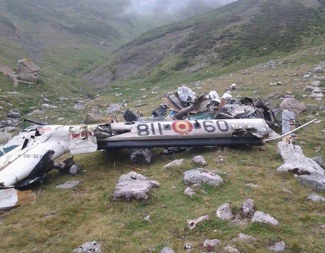 Restos del helicóptero de la Guardia Civil accidentado el 24 de agosto de 2014 cuando realizaba una operación de rescate en el pico de La Polinosa (2.160 metros) en el que murieron los dos pilotos además de un especialista, apilados para su transporte.