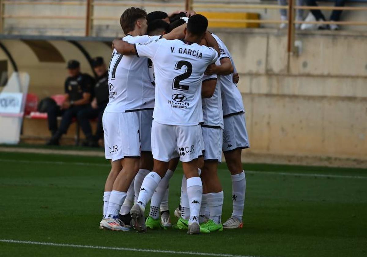 Los jugadores de la Cultural celebran uno de los goles.