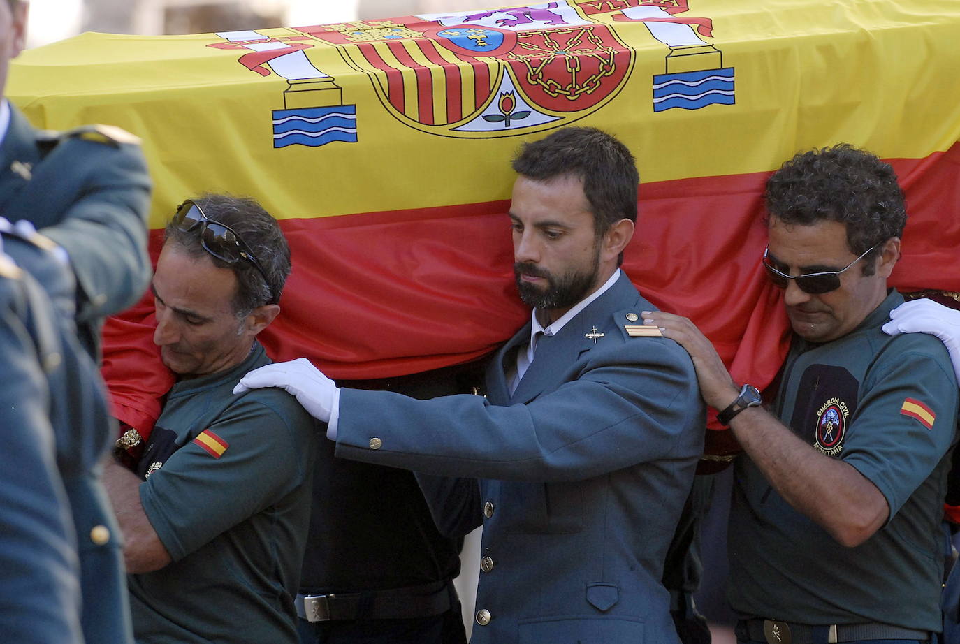 El sargento Enrique Ferrero (c), superviviente del accidente en el que fallecieron los tres guardias civiles del GREIM al estrellarse su helicóptero en una maniobra de rescate en Pico Polinosa, traslada el féretro de uno de sus compañeros durante el funeral.