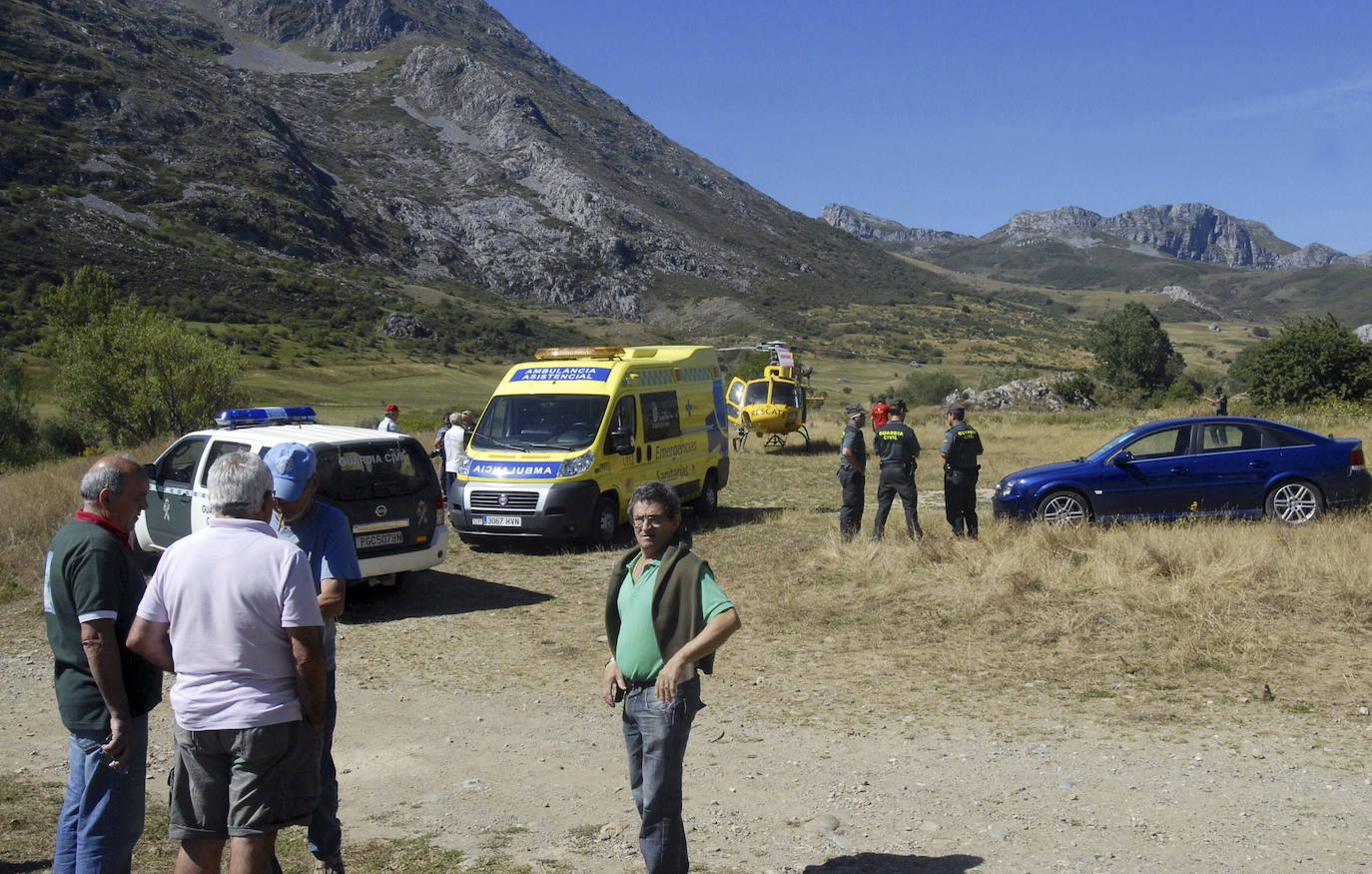 Varios servicios de emergencia en Maraña esperando la llegada del guardia civil que salvó su vida y el montañero herido. 